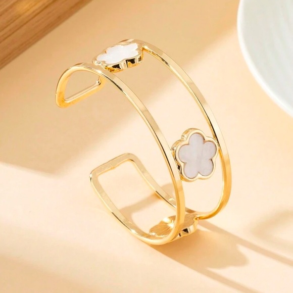Elegant Gold and White Clover Bangle Bracelet​ - Picture 4 of 6